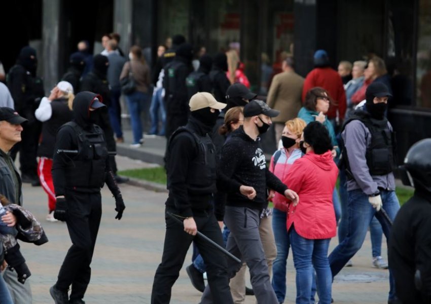 Qindra të arrestuar në protestat në Bjellorusi