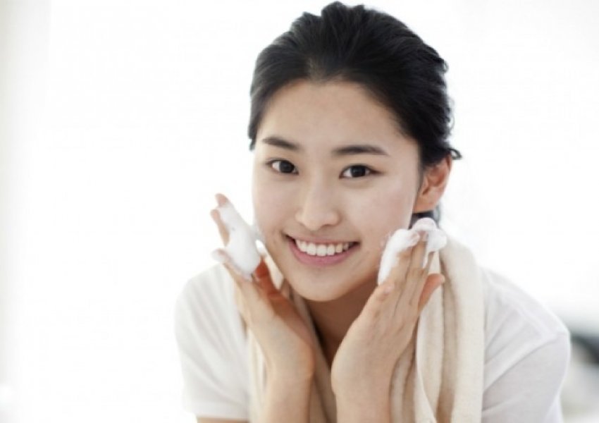 10 sekrete koreane për ta bërë lëkurën tuaj të shëndetshme dhe me shkëlqim