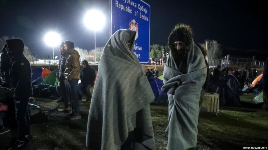 Në pritje për të hyrë në BE/ Migrantët vendosin tenda në Serbi  