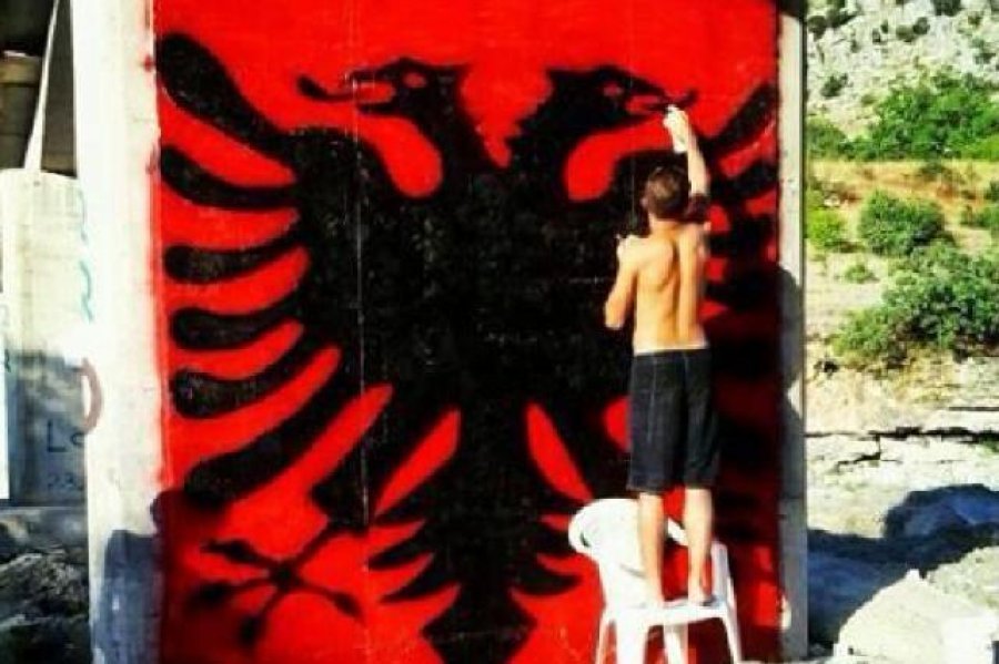Miratohet ligji për simbolet kombëtare/ Ja çfarë flamuri do përdorin Shqiptarët në Malin e Zi
