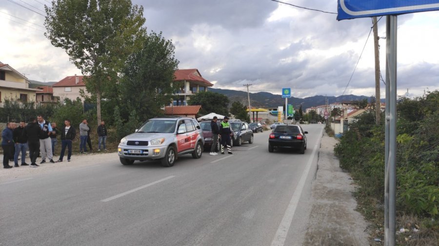 Aksident në Pogradec, tre makina përplasen me njëra tjetrën 