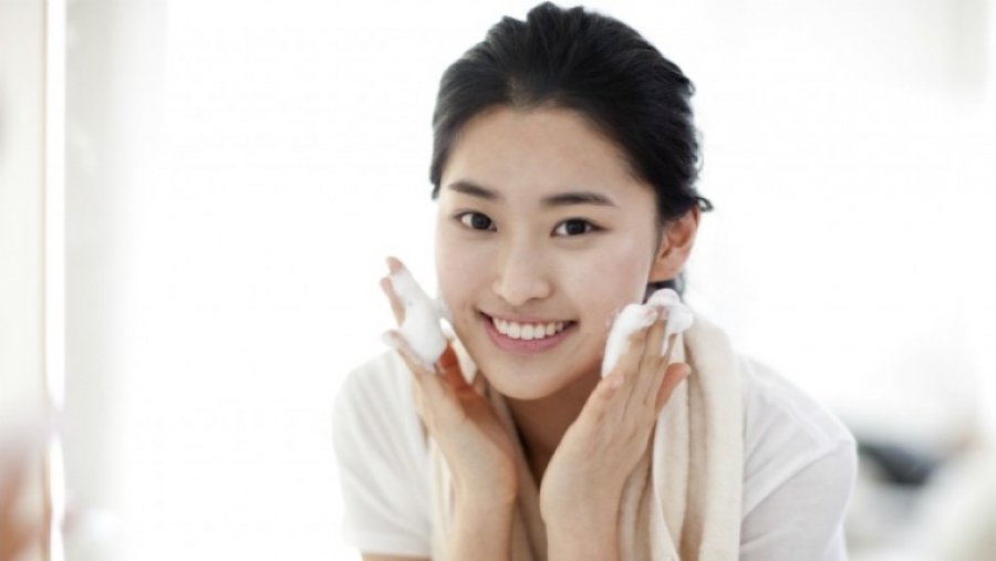 10 sekrete koreane për ta bërë lëkurën tuaj të shëndetshme dhe me shkëlqim
