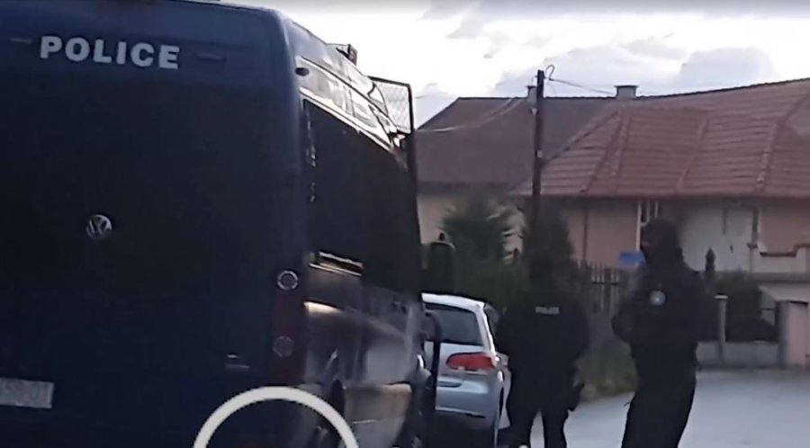 Operacion i madh policor në Pejë, arrestohen 11 persona me arsenal armësh