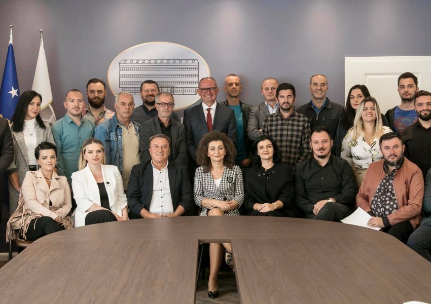 Kryetari i Ferizajt takon trupën e zgjedhur të aktorëve dhe stafit tjetër në Teatrin 'Adriana'