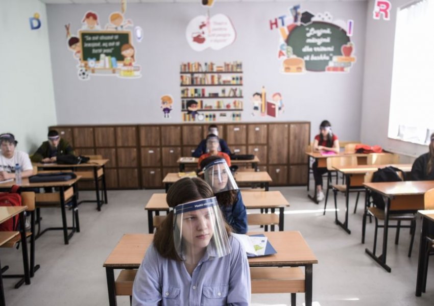 Vjen lajmi/Nxënësit në Kamenicë rikthehen nga mësimi online në shkollë