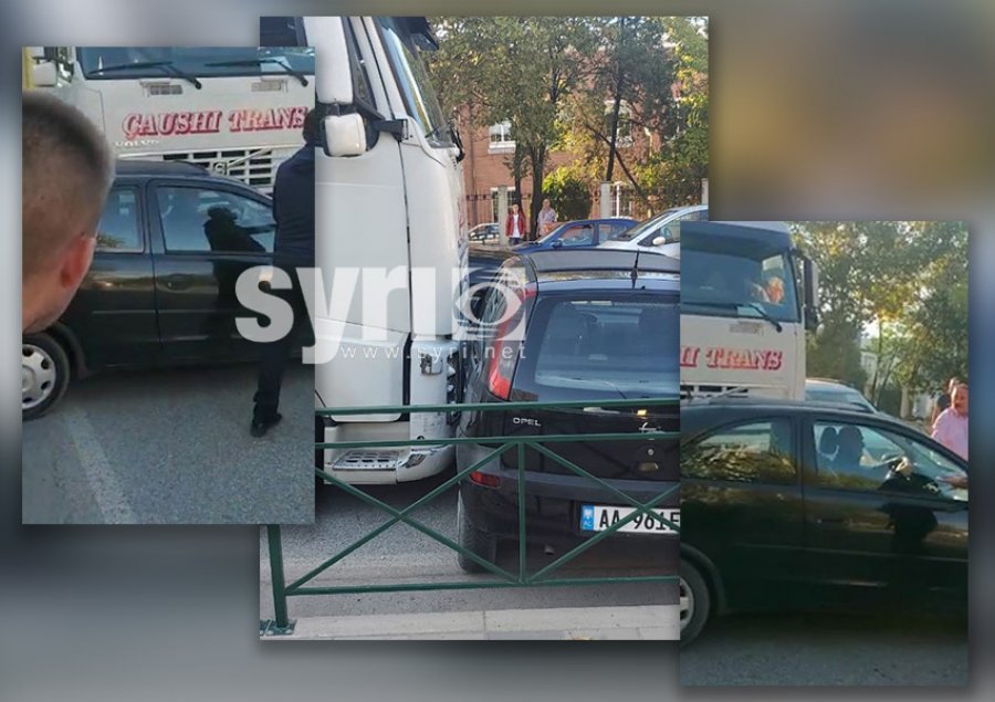 Kamioni përplaset me makinën në Tiranë, e merr përpara 10 metra 