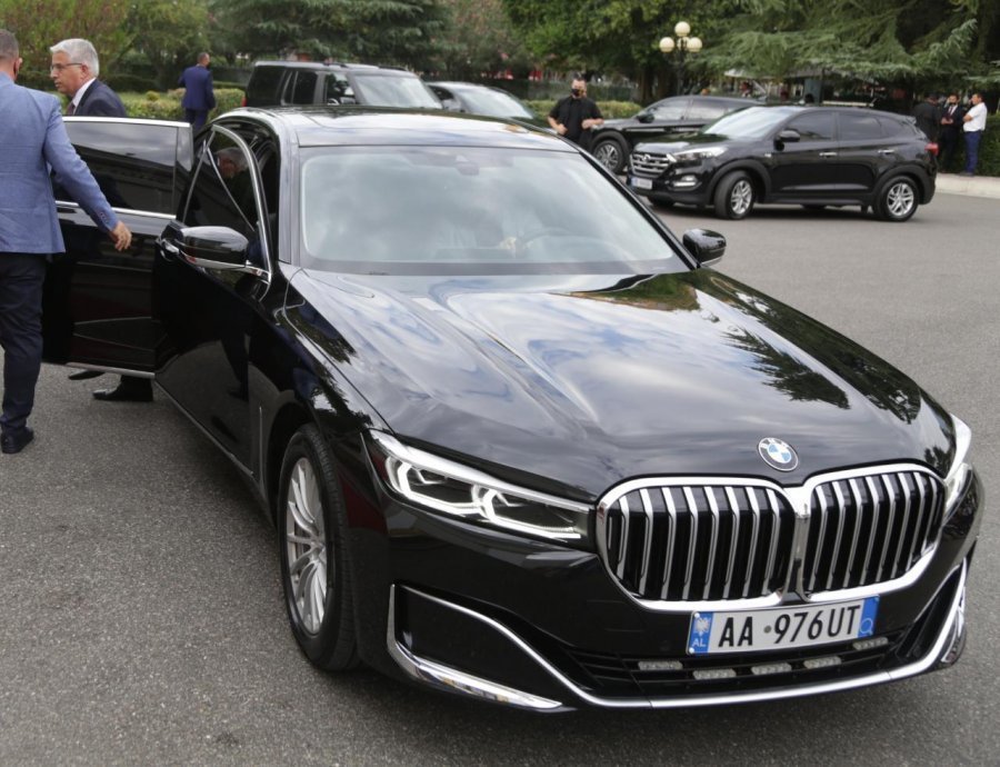 FOTO/ Zgjerohet skandali, lëvizte me makinë pa dokumente, Lleshaj tani i ndryshon targat 'BMW-së'