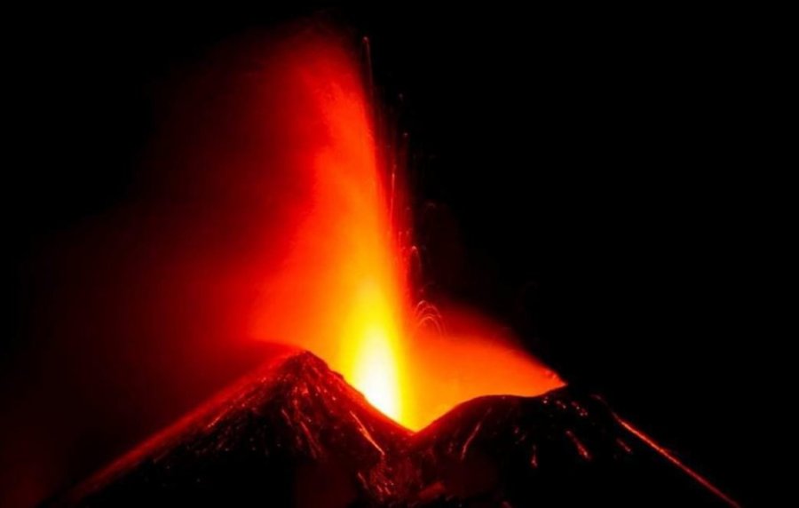 Etna, shpërthim i ri gjatë natës: burim lave dhe hiri nga krateri jug-lindje