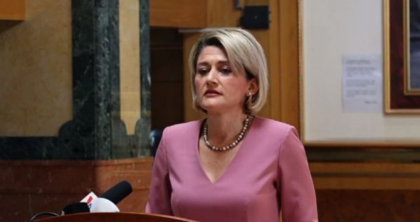 Mimoza Kusari tregon a do të garojë për kryetare të Gjakovës