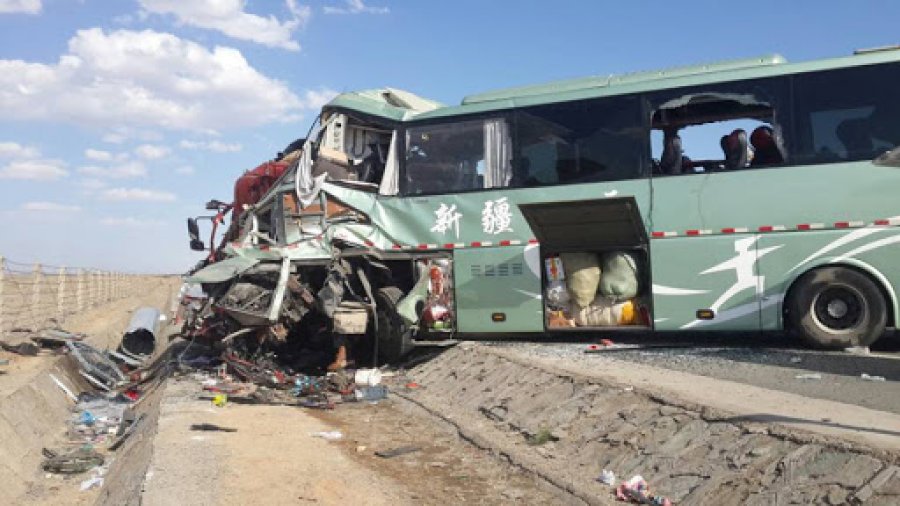 Dhjetëra të vdekur e të plagosur në Kinë/ Kamioni përplas autobusin
