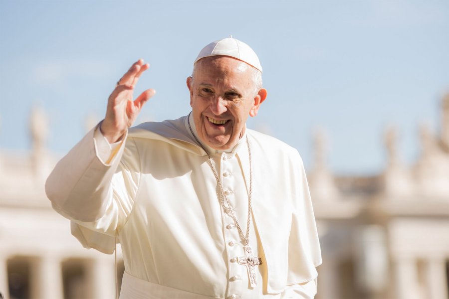 Papa, në mesazhin e Pashkëve, kritikon shpenzimet për armët në kohën e pandemisë