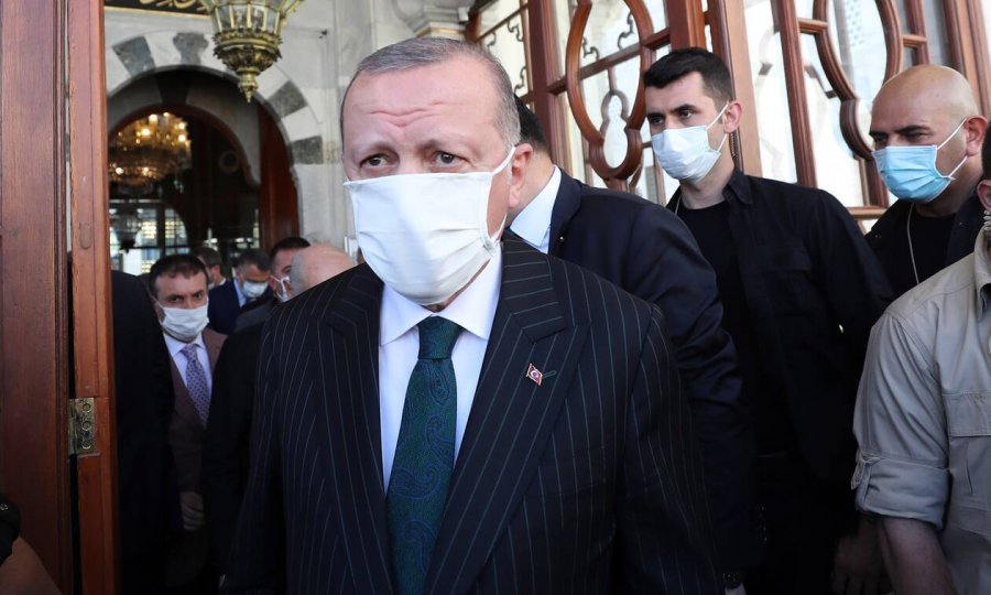 'Tërmet' politik në Turqi, Erdogan i frikësohet grushtit të shtetit, fillon arrestimin e admiralëve