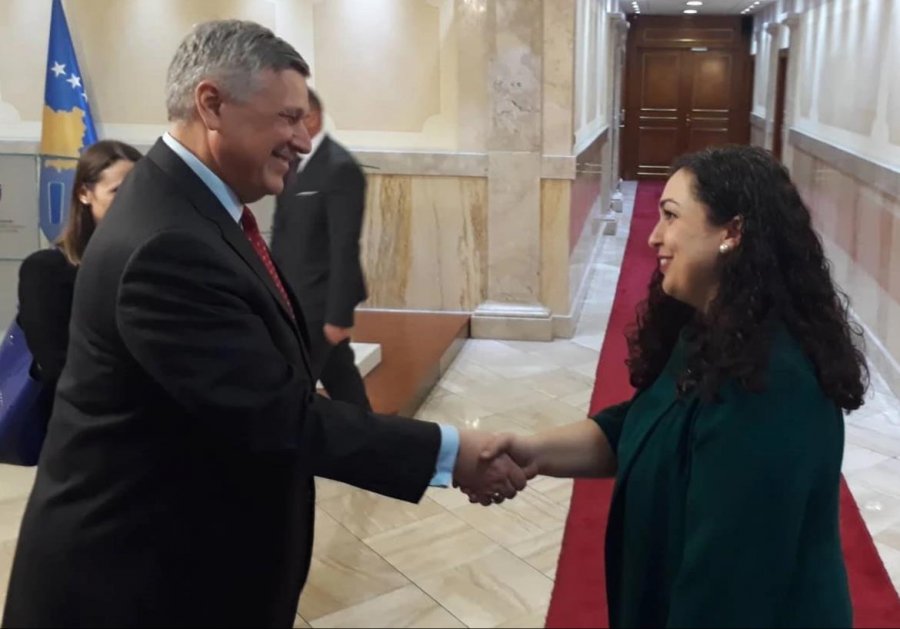 Ambasadori amerikan uron Vjosa Osmanin: SHBA, partneritet të ngushtë me Kosovën