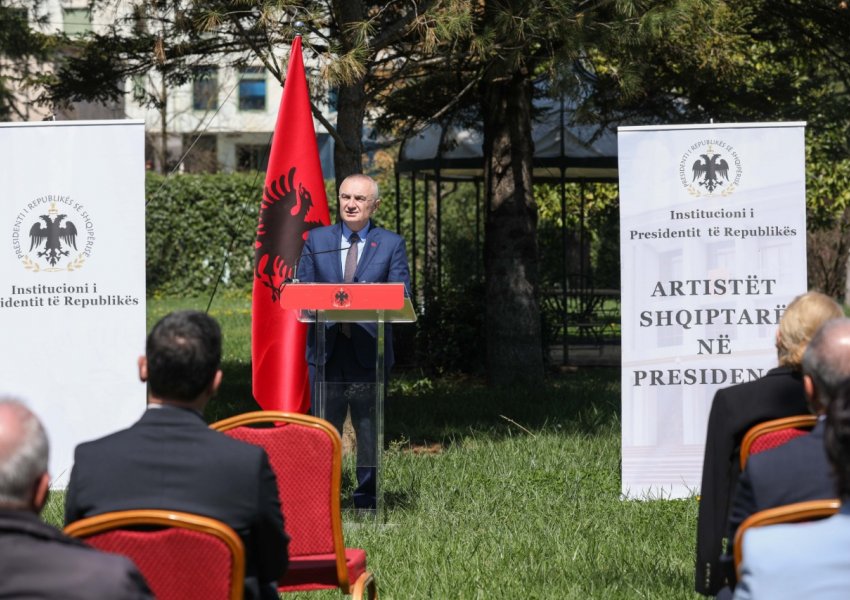 Dekorimi i personaliteteve të Tiranës/ Meta: Trishtim për shembjen e monumenteve historike