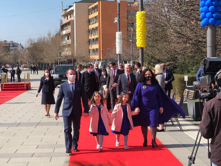 VIDEO/ Vjosa Osmani merr zyrtarisht detyrën e Presidentes së Kosovës