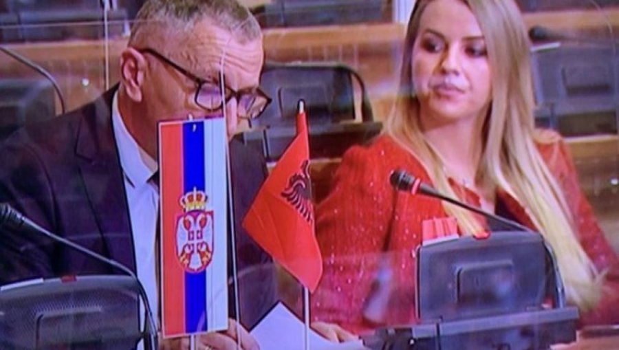 Deputeti shqiptar nga ‘Lugina’ u dhuron librin për shqiptarët Presidentit dhe Kryeminstres së Serbisë