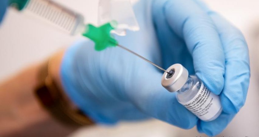 Studimi: Të vaksinuarit mbrojnë njerëzit e pavaksinuar nga COVID-19