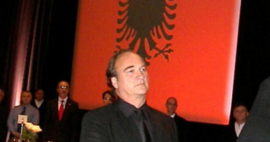 Jim Belushi ka një kërkesë për të gjithë shqiptarët