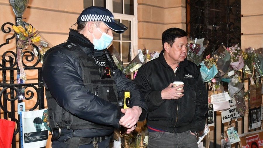 Ambasadorin e Mianmarit në Londër e nxjerrin në rrugë, atasheu ushtarak i juntës uzurpon godinën