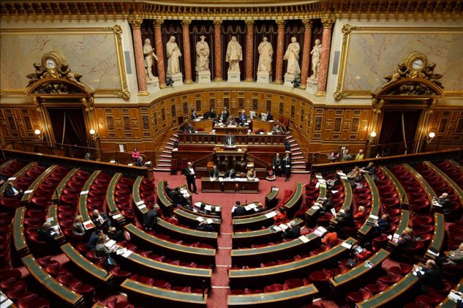 Senati francez miraton ndalimin e aktiviteteve fetare