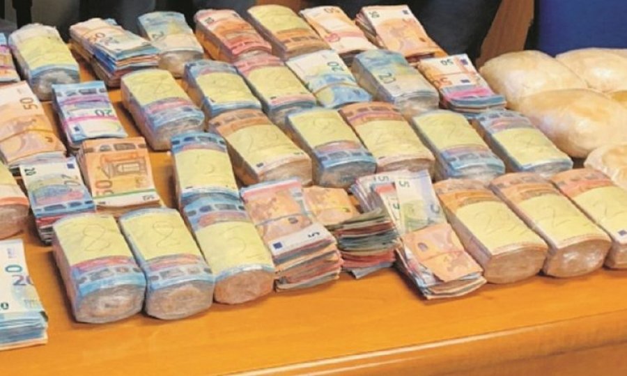 Shqiptari prangoset me 30 kg kokainë e 300 mijë euro, shokët i fshijnë nga larg, celularin