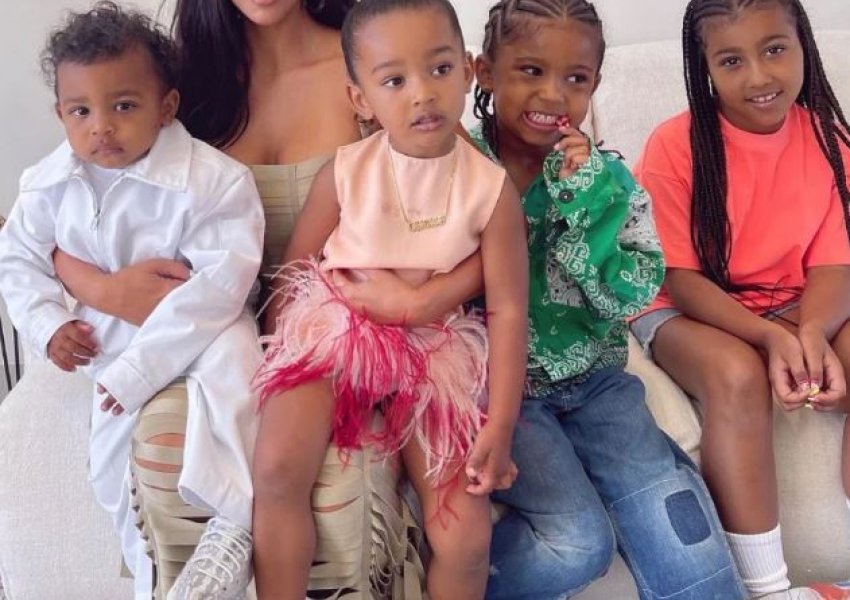 Kim Kardashian ndan një foto familjare me 4 fëmijët 