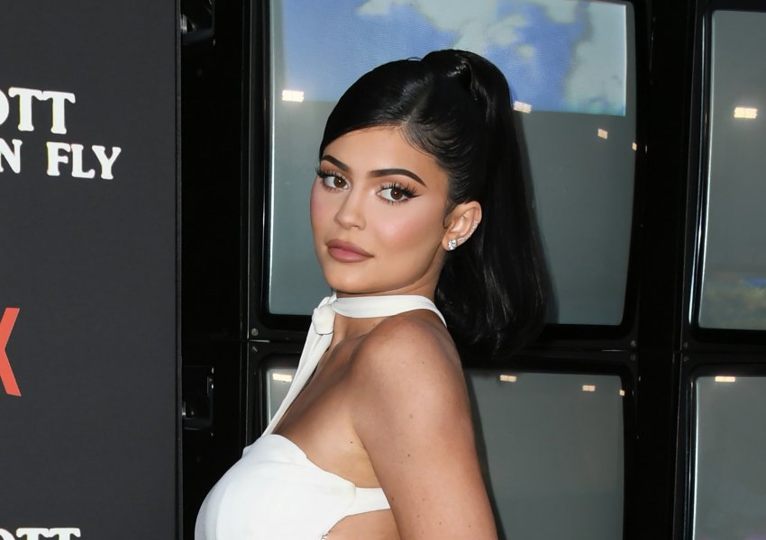 E veshur apo e zhveshur, Kylie Jenner di të vjedhë vëmendjen në të dyja rastet 