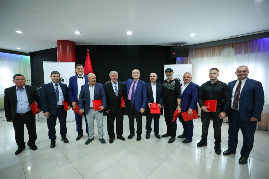 Presidenti Meta dekoron me titullin 'Mjeshtër i Madh' sportistë të qytetit të Vlorës