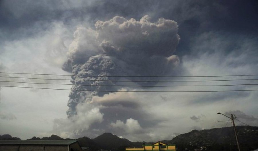 FOTO/ Shpërthimi vullkanik, qyteti kthehet në ‘fantazmë’
