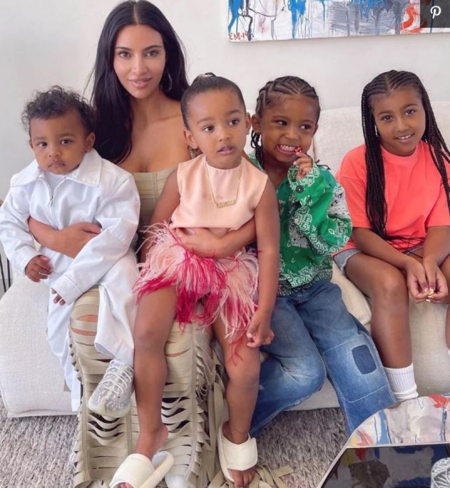 Kim Kardashian ndan një foto familjare me 4 fëmijët 