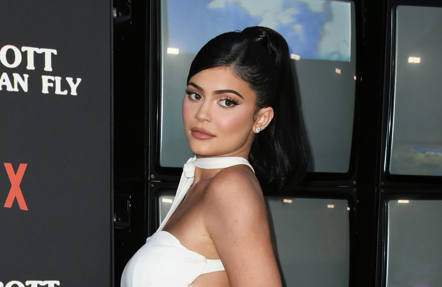 E veshur apo e zhveshur, Kylie Jenner di të vjedhë vëmendjen në të dyja rastet 