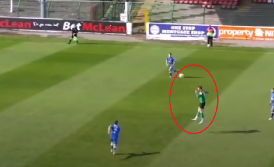 VIDEO/ Shënon gol me kokë nga 36 metra, çmendet komentatori 