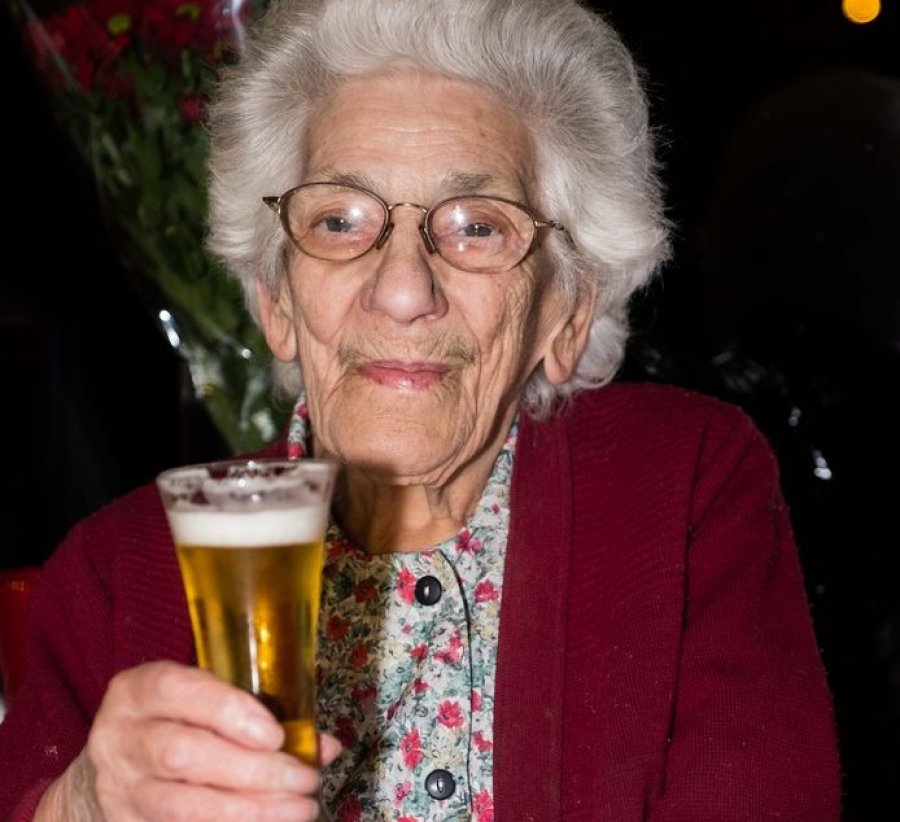 Marrëdhënie e veçantë e 100 vjeçares me birrën