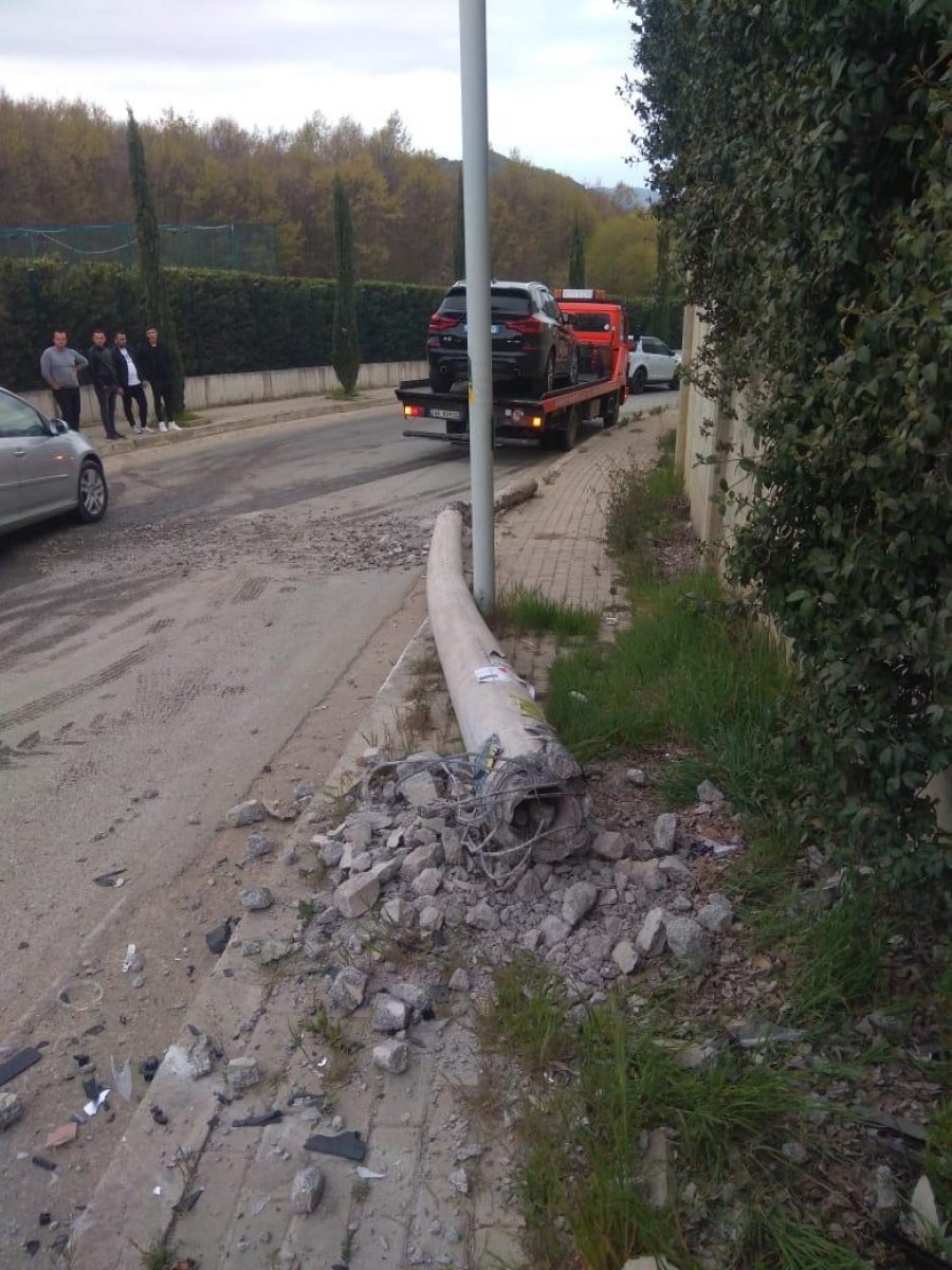 FOTO/ Makina përplaset me shtyllën, një pjesë e Tiranës mbetet pa drita