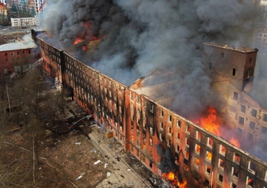 Zjarr masiv në fabrikën historike të Shën Petersburgut në Rusi