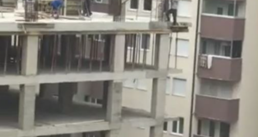 Në katin e 8, pa asnjë masë mbrojtëse, kështu i rrezikohet jeta punëtorit kosovar