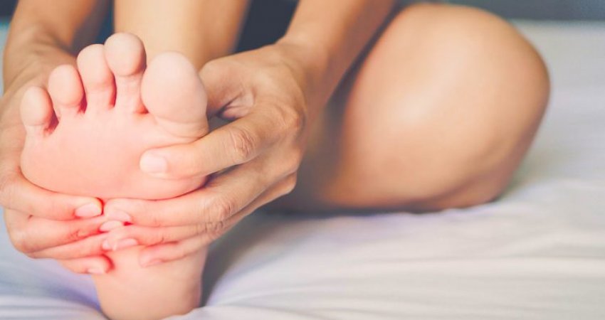 Ngërçi i gishtave të këmbës – Pse ndodhë dhe si mund ta trajtoni
