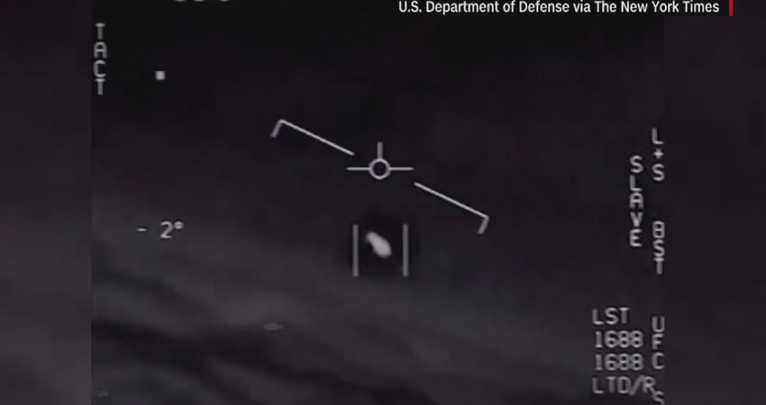 Marina amerikane filmon UFO në formë piramide