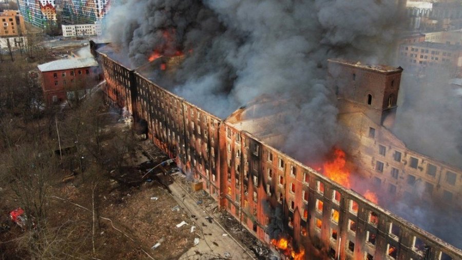 Zjarr masiv në fabrikën historike të Shën Petersburgut në Rusi
