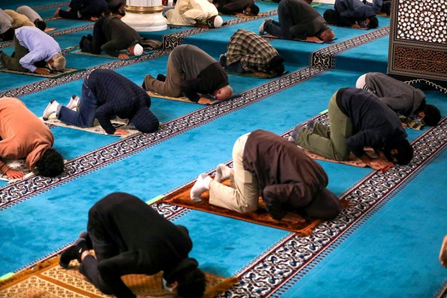 FOTO/ Dezinfektues dhe në namaz të ndarë, sërish në një Ramazan ndryshe
