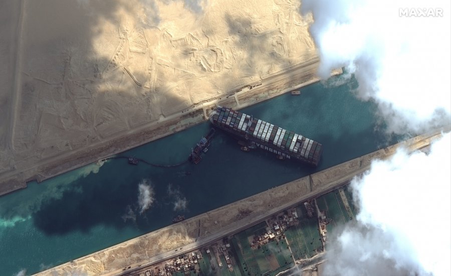 Egjipti sekuestron anijen që bllokoi Kanalin e Suezit, pronarët duhet të paguajnë 900 mln dollarë
