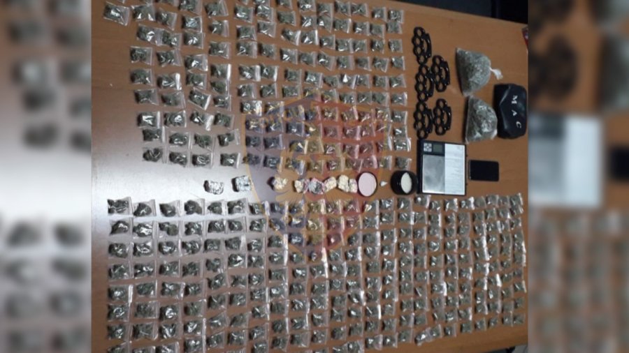 Tiranë, arrestohen dy shpërndarës me 650 doza kokainë dhe kanabis