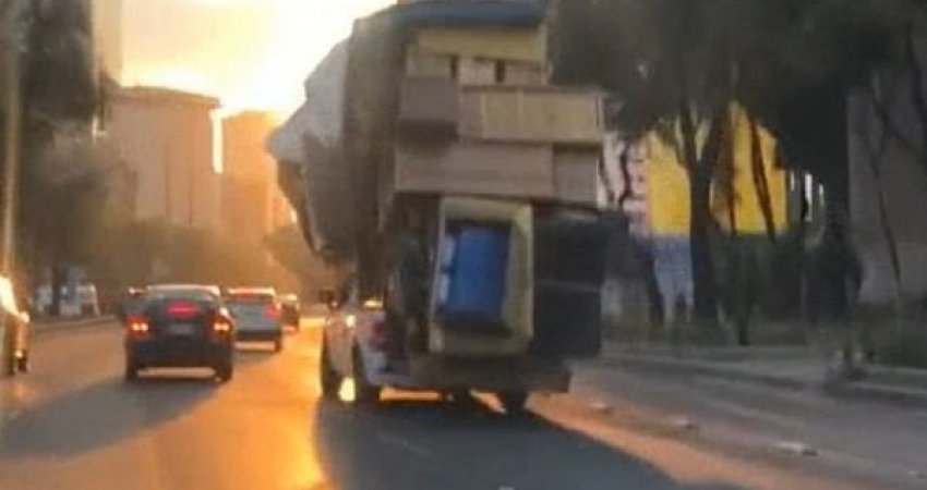 Meksikani e transferon shtëpinë e tij me veturë
