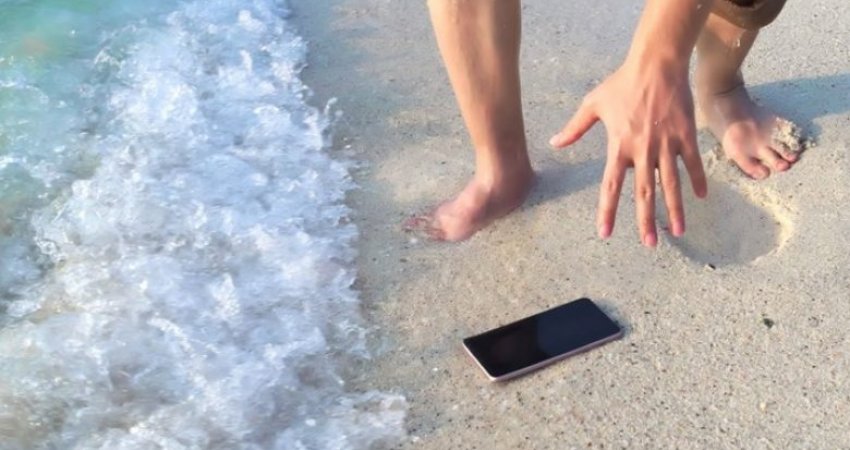 Telefoni juaj celular ra në ujë? Ja si mund ta riktheni në gjendjen e rregullt