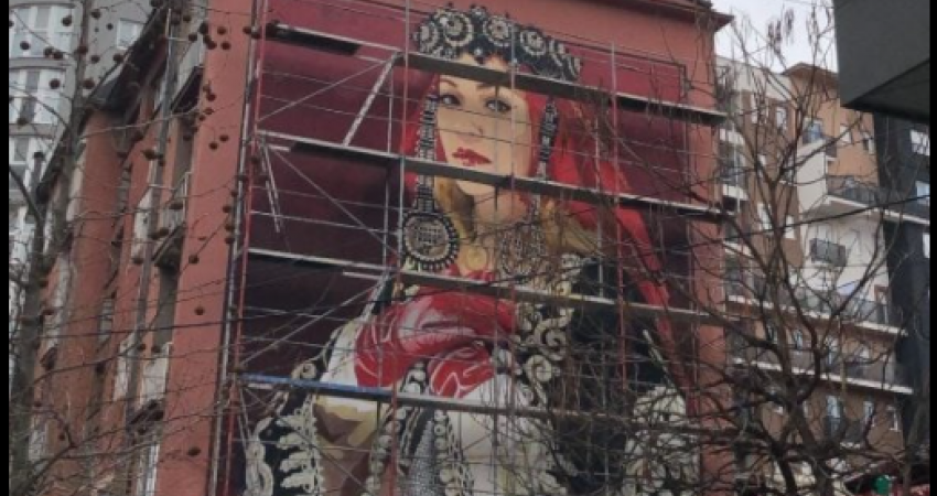 Ferizaj bëhet me mural me fytyrën e Rita Orës