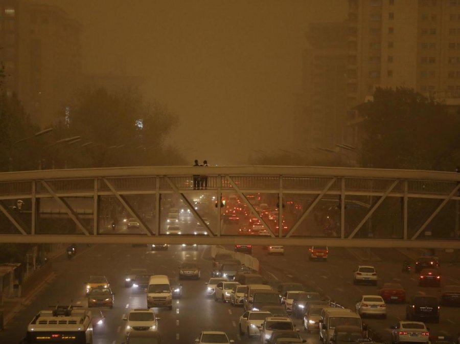 Qielli në Pekin merr ngjyrë të zverdheme, rëra e pluhuri përpijnë kryeqytetin kinez