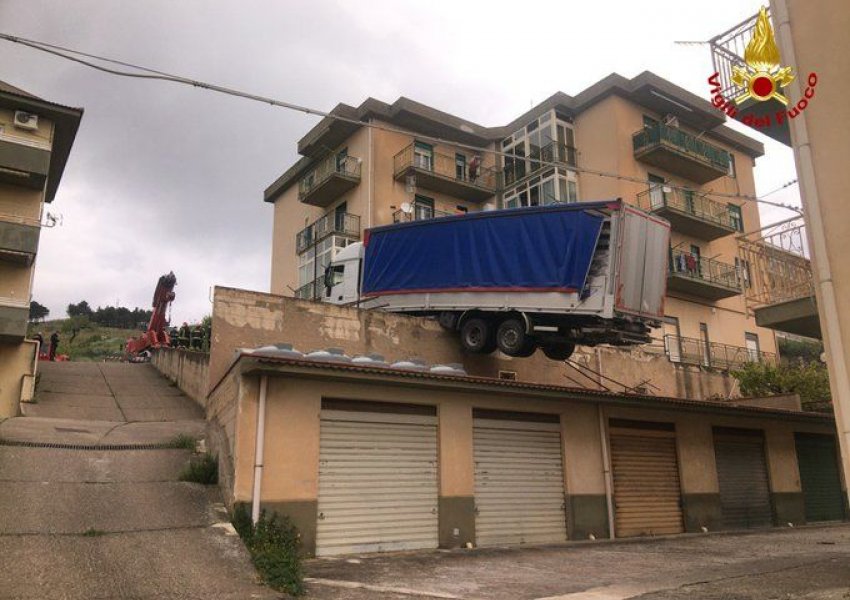 Kamioni ngel i varur mbi çati në Palermo, rezikon të bjerë mbi një ndërtesë