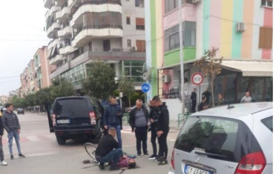 Shoferja e ‘Range Rover’ përplas biçikletën, drejtuesi pa ndjenja në rrugë 1 auto grua1111618585974