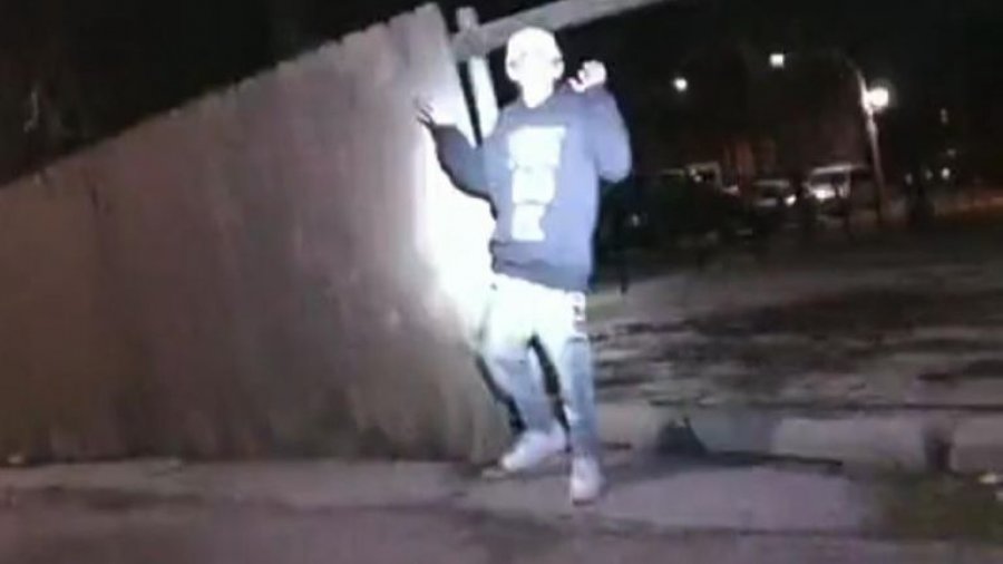 Pamje të rënda: Policia e Çikagos publikon videon e oficerit që qëllon për vdekje 13-vjeçarin