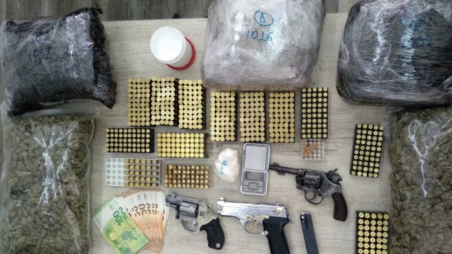 'Shpërndante ushqim dhe drogë me porosi'/ Kapet kokainë, hashash dhe 3 pistoleta, arrestohet shqiptari